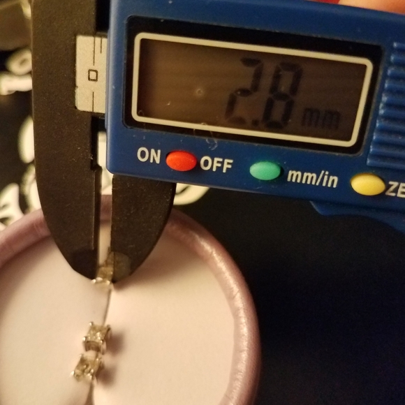 2 pair of diamond earrings - Picture 4 of 8